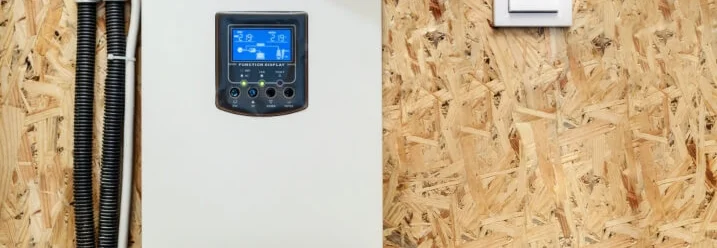 Solarstromanlage an einer Holzwand